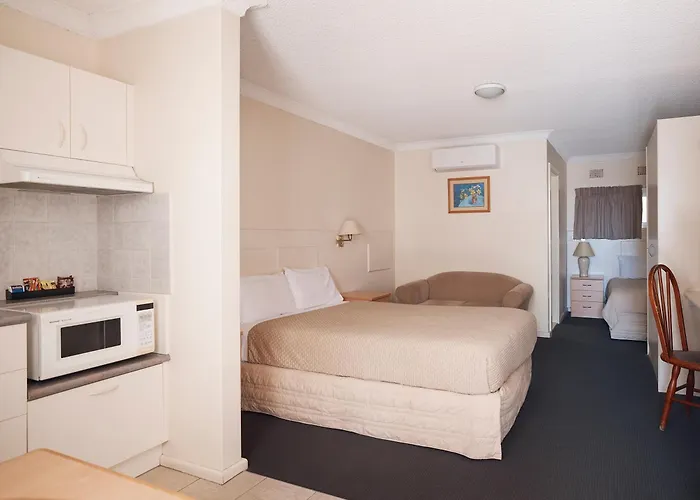 Holiday Lodge Motor Inn