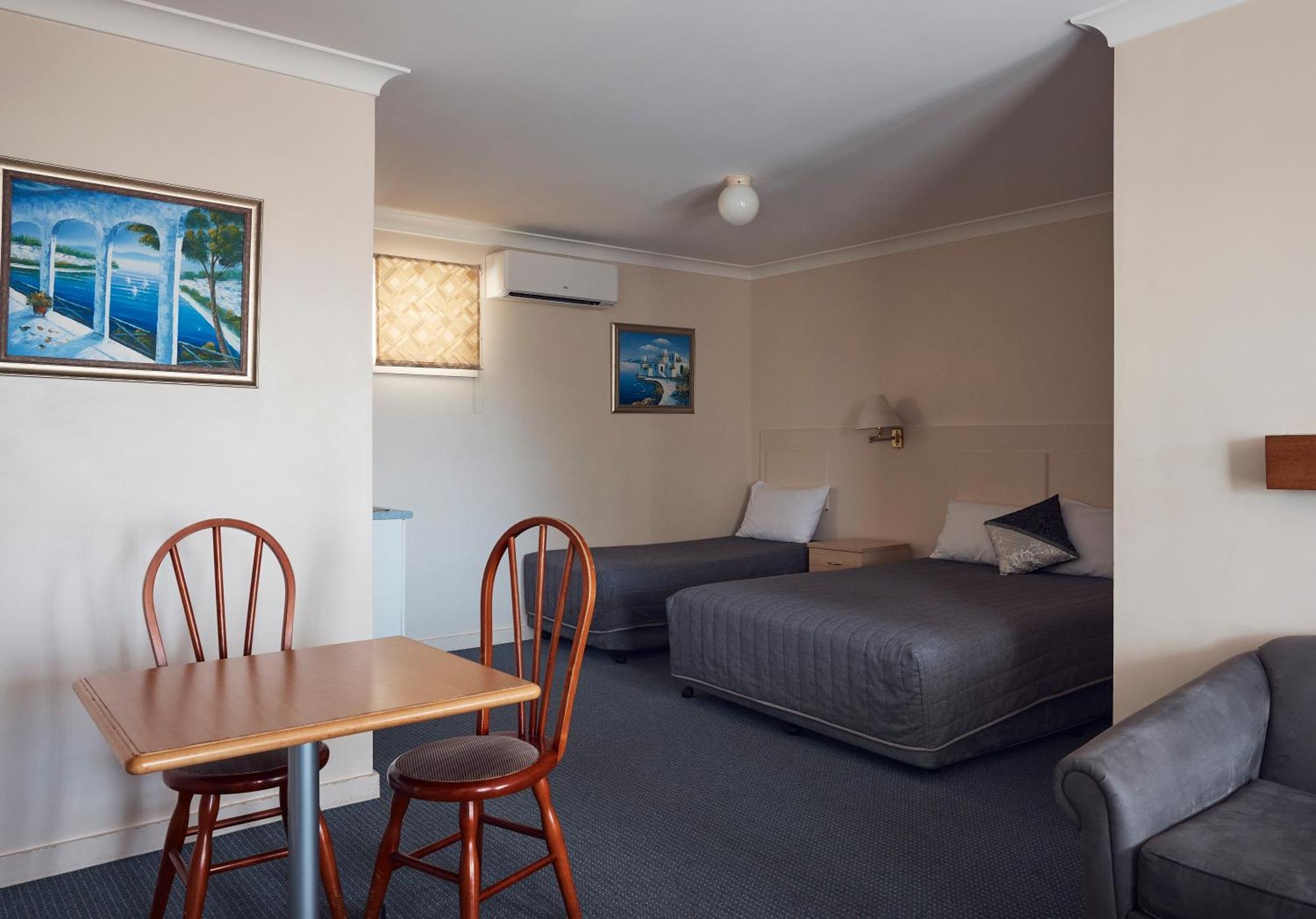 Holiday Motor Motel 3*