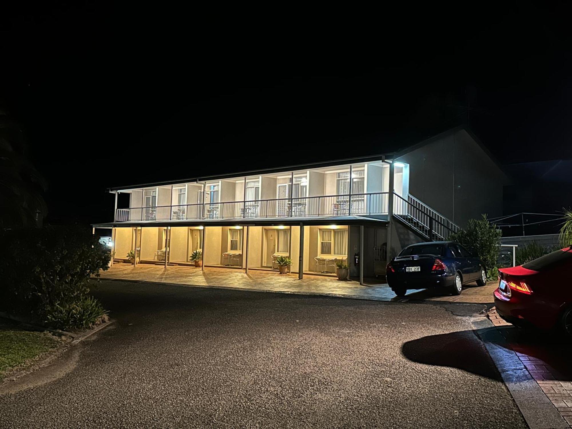 Holiday Motor Motel
